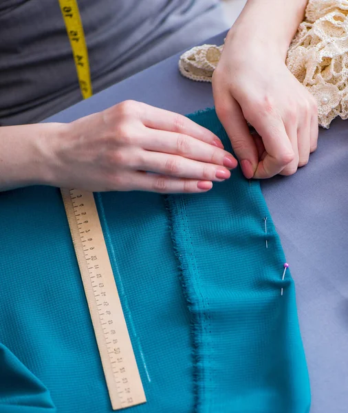 Женщина Портной Работает Над Одеждой Швейные Швы Измерительной Ткани — стоковое фото