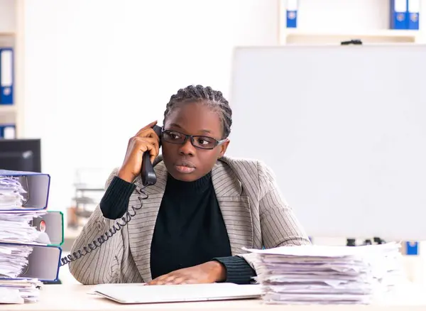 Zwarte Vrouwelijke Werknemer Ongelukkig Met Overmatig Werk — Stockfoto