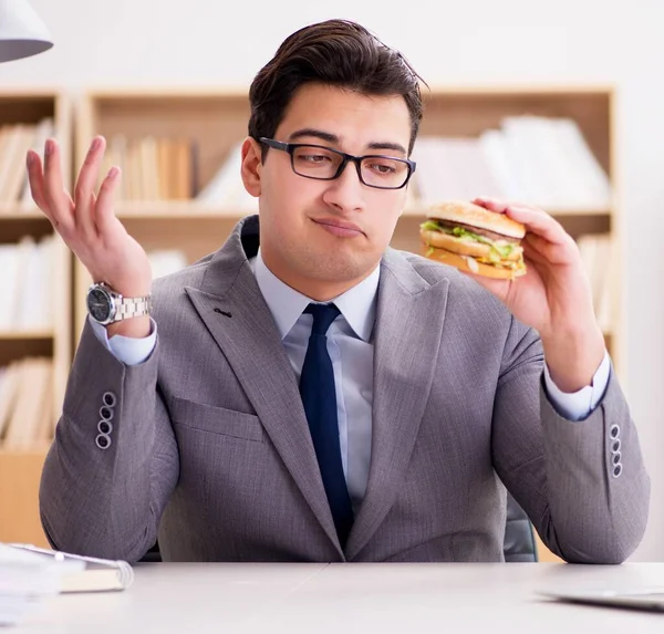 Omul Afaceri Înfometat Care Mănâncă Sandwich Mâncare Nesănătoasă — Fotografie, imagine de stoc