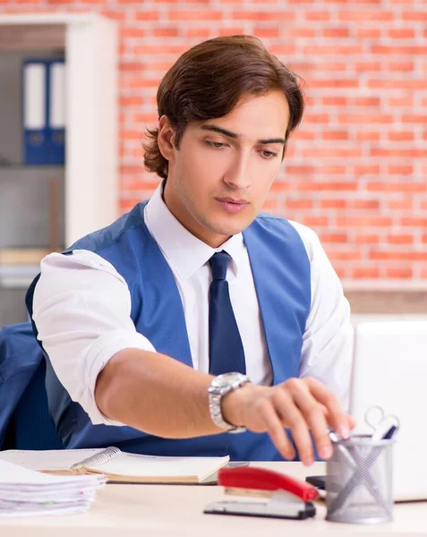 Ofiste Çalışan Genç Yakışıklı Eleman — Stok fotoğraf