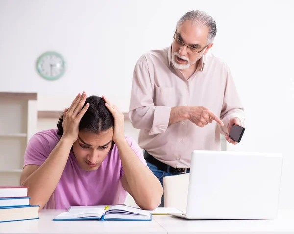 Den Gamle Fadern Hjälper Sin Son Examensförberedelserna — Stockfoto