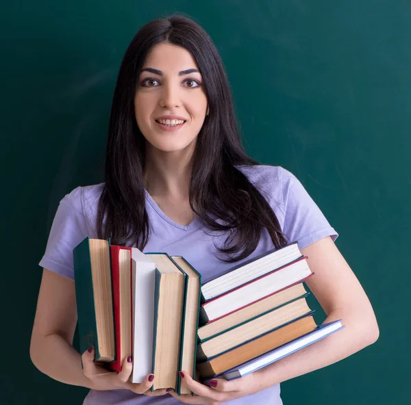 Yeşil Panonun Önündeki Genç Bayan Öğretmen — Stok fotoğraf