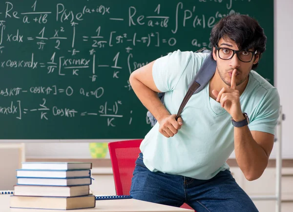 Молодий Студент Математик Перед Дошкою — стокове фото