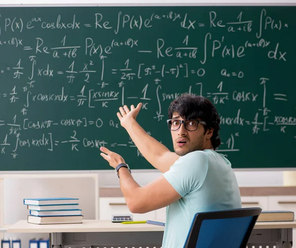Молодой Студент Математик Перед Доской — стоковое фото