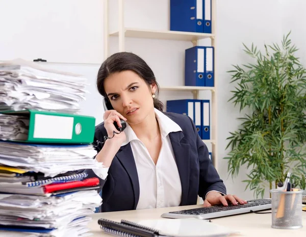 Female Employee Too Much Work Office — Stock Photo, Image