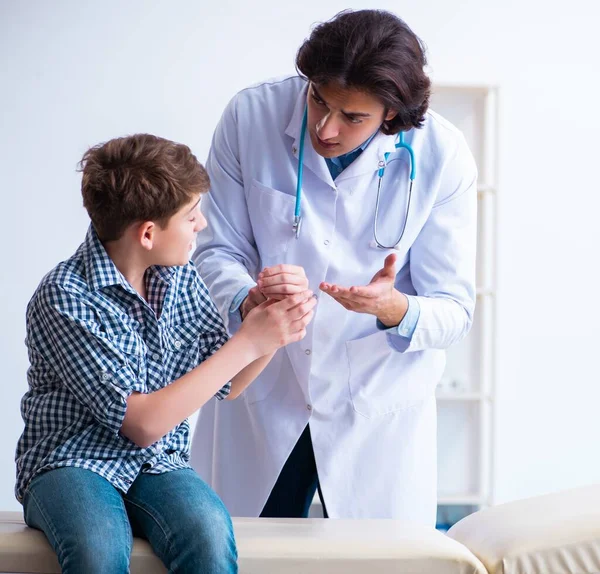 Yaralı Çocuk Genç Erkek Doktoru Ziyaret Ediyor — Stok fotoğraf