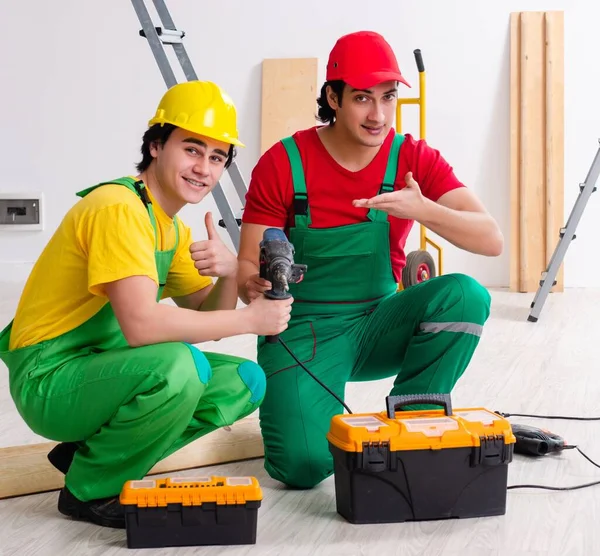 Dois Trabalhadores Contratados Que Trabalham Dentro Casa — Fotografia de Stock