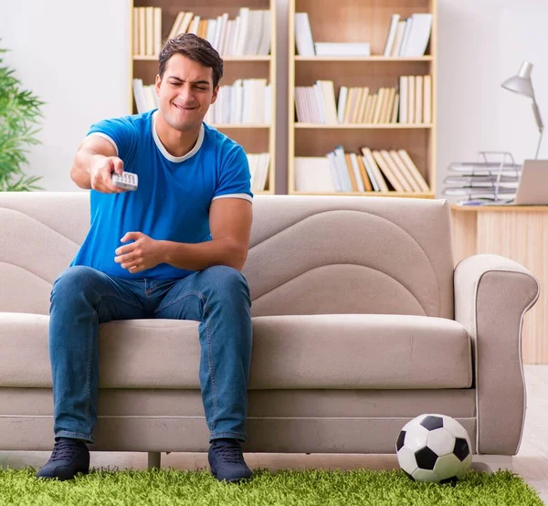 Homme Regardant Football Maison Assis Dans Canapé — Photo