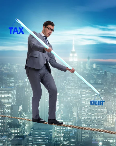 Der Geschäftsmann Balanciert Zwischen Schulden Und Steuern — Stockfoto