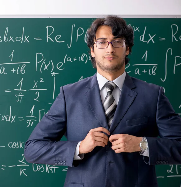 Jovem Professor Matemática Sala Aula — Fotografia de Stock