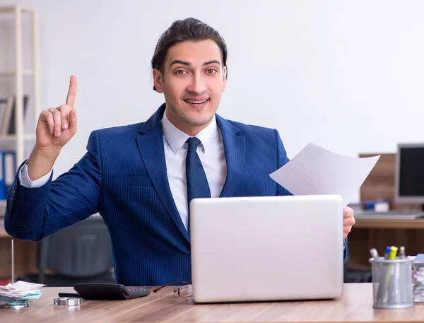 Der Junge Männliche Geschäftsmann Arbeitet Büro — Stockfoto