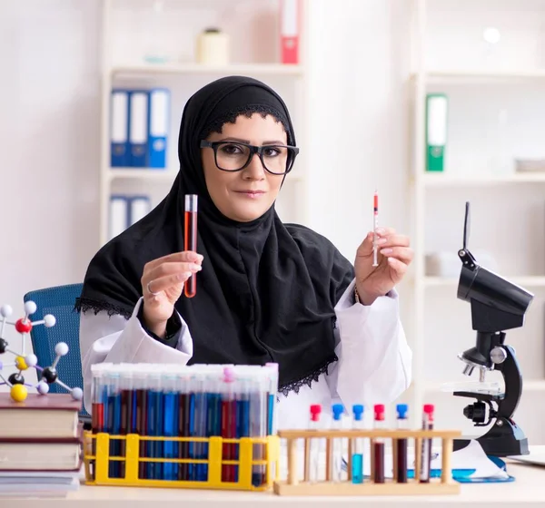 Den Kvinnliga Kemisten Hijab Arbetar Labbet — Stockfoto