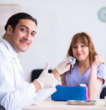 Hastane kliniğinde kan transfüzyonu