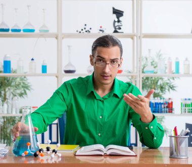 Kimya öğrencisi sınavlara çalışıyor.