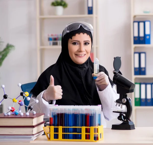 Female Chemist Hijab Working Lab — Stock Photo, Image