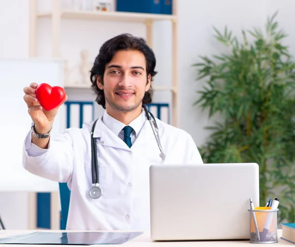 Jovem Médico Cardiologista Que Trabalha Clínica — Fotografia de Stock