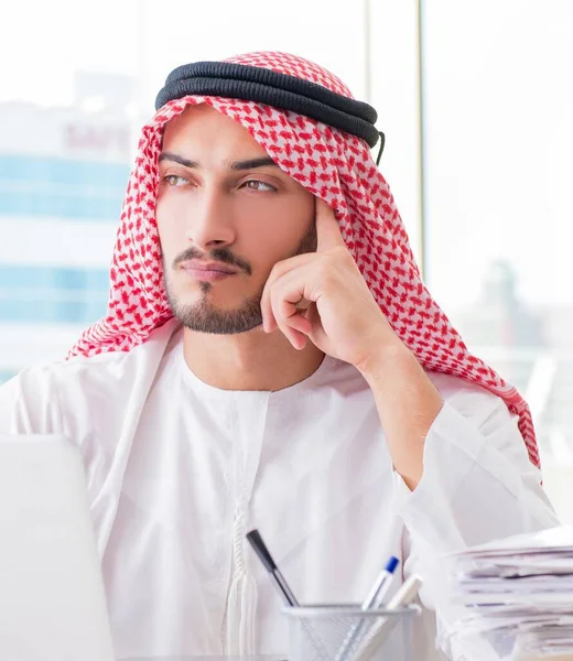 事務所で働いているアラブ人実業家 — ストック写真
