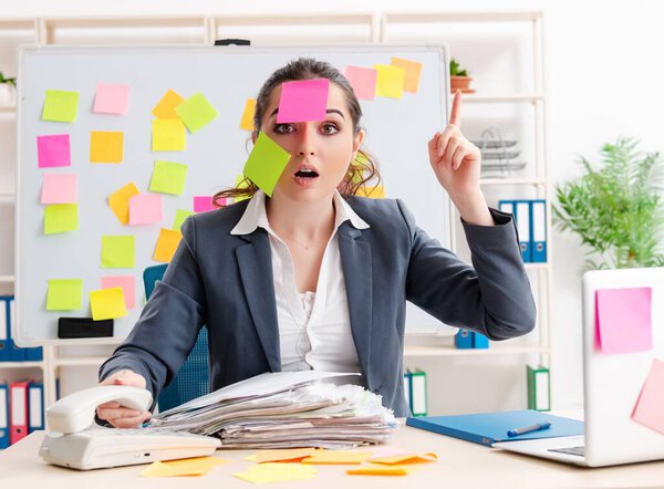 Молодая сотрудница в противоречивой концепции приоритетов