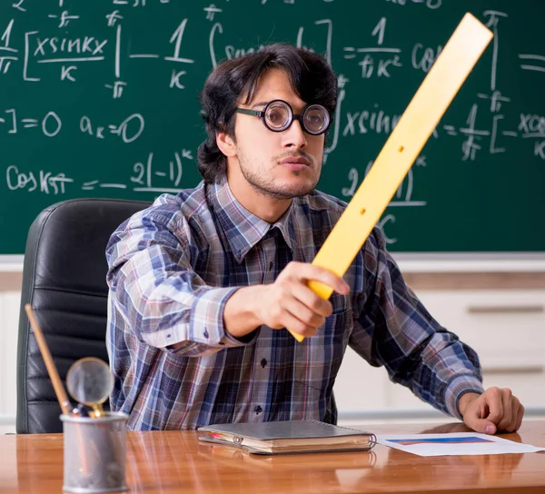 教室里有趣的男数学老师 — 图库照片