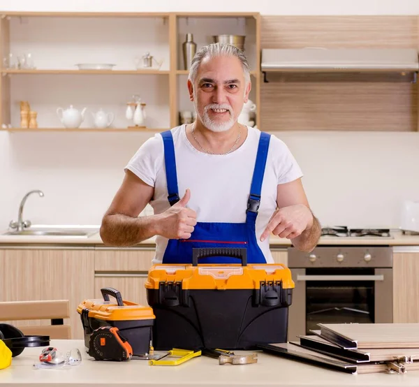 那个在厨房工作的老承包商修理工 — 图库照片