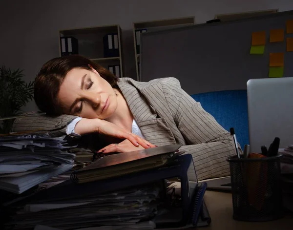 Empleada Que Sufre Exceso Trabajo —  Fotos de Stock