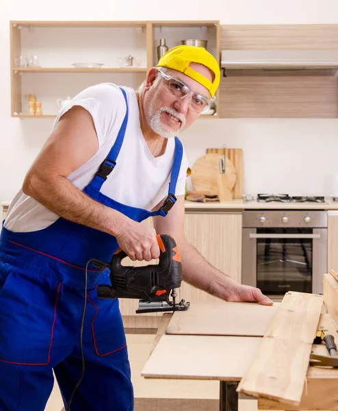 Den Äldre Entreprenören Reparatör Som Arbetar Köket — Stockfoto