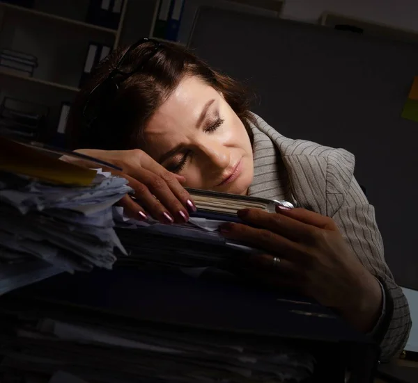 Female Employee Suffering Excessive Work — Fotografia de Stock