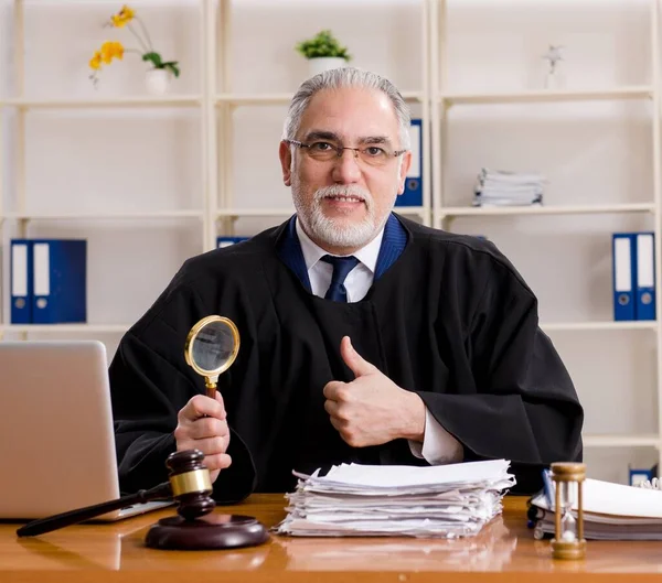 Idős Ügyvéd Aki Bíróságon Dolgozik — Stock Fotó