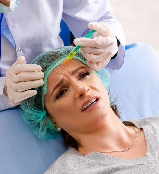 Kobieta Przygotowuje Się Kosmetycznych Chirurgii Plastycznej — Zdjęcie stockowe
