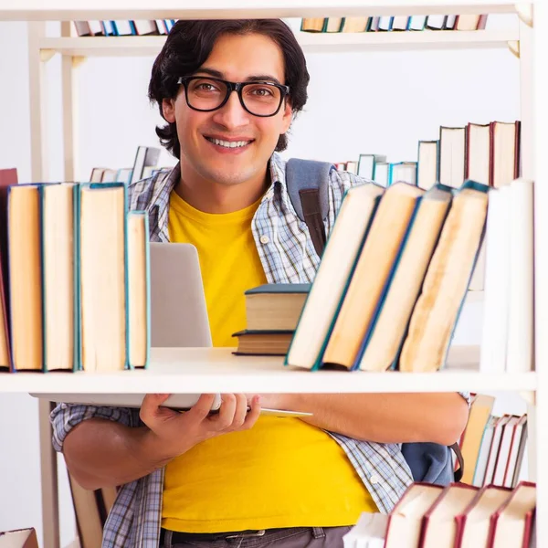 Mannelijke Student Bereidt Zich Voor Examens Bibliotheek — Stockfoto