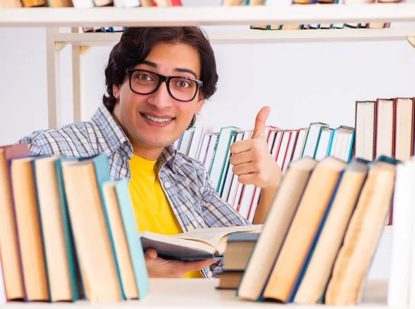 Estudiante Masculino Que Prepara Para Los Exámenes Biblioteca — Foto de Stock