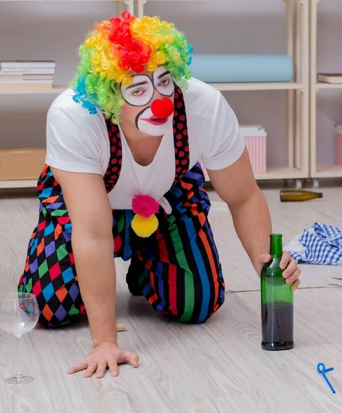 Sarhoş palyaço evde parti veriyor.