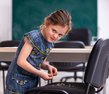 Sandalyede keskin raptiyelerle okul şakası.