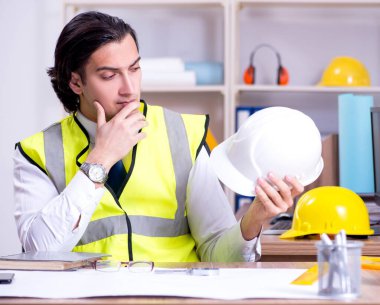 Ofiste çalışan genç erkek mimar.