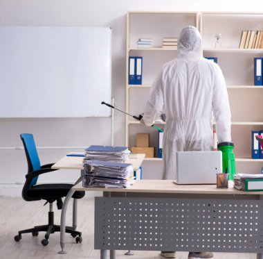 Ofiste haşere kontrolü yapan profesyonel müteahhit.