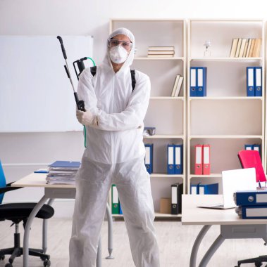 Ofiste haşere kontrolü yapan profesyonel müteahhit.