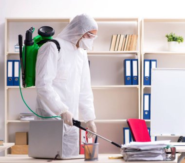 Ofiste haşere kontrolü yapan profesyonel müteahhit.