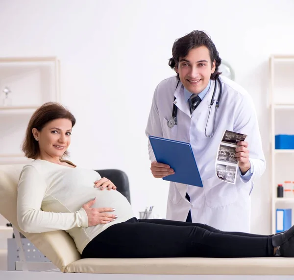 Old Pregnant Woman Visiting Young Male Doctor — Photo
