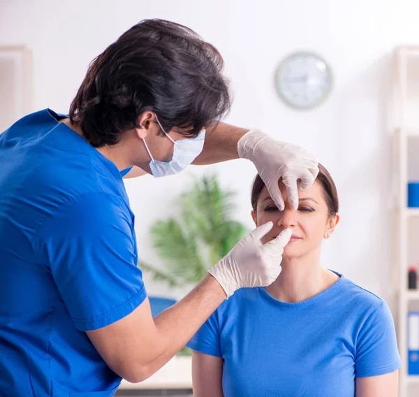 Woman Visiting Male Doctor Plastic Surgery — Foto Stock