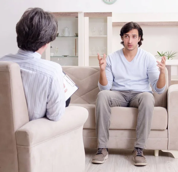 心理学者の個人的な問題と議論する若い男性患者 — ストック写真