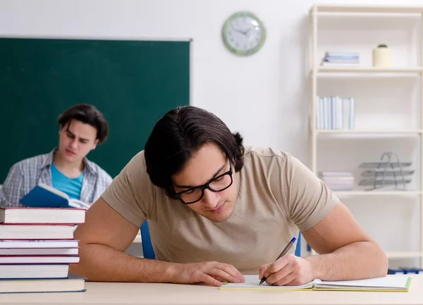 Die Beiden Männlichen Schüler Klassenzimmer — Stockfoto