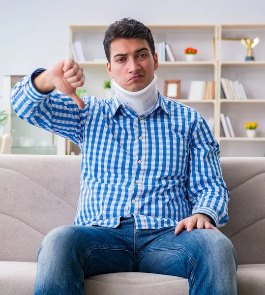 Hombre Joven Que Sufre Traumatismo Cabeza Columna Vertebral Con Cuello —  Fotos de Stock