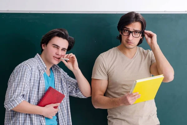 Két Férfi Diák Osztályteremben — Stock Fotó