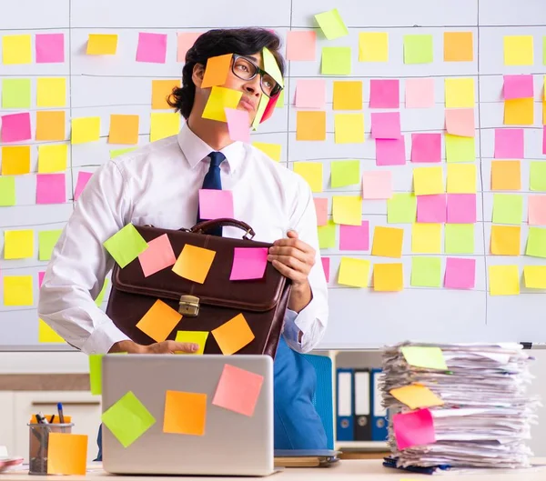 Der Junge Mitarbeiter Widersprüchlichem Prioritätenkonzept — Stockfoto