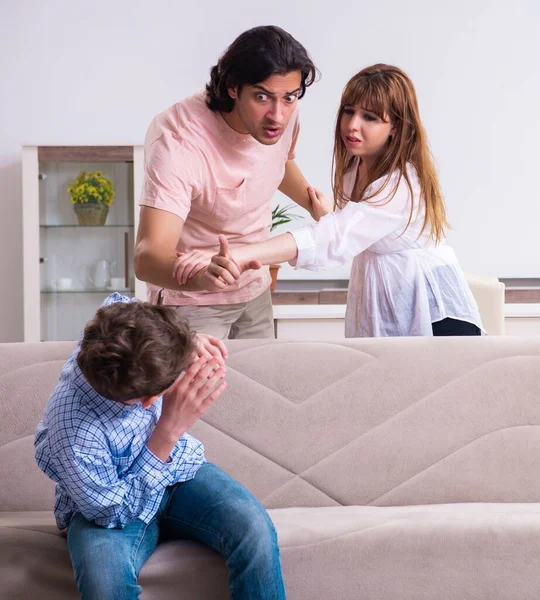 家庭与丈夫 妻子和子女的冲突 — 图库照片