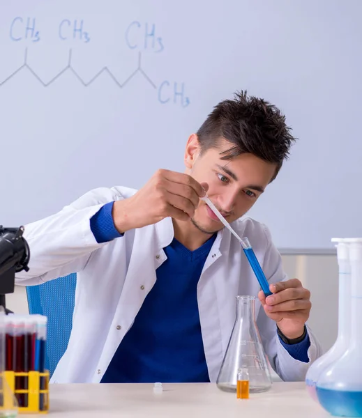 Νεαρός Χημικός Που Κάθεται Στο Εργαστήριο — Φωτογραφία Αρχείου