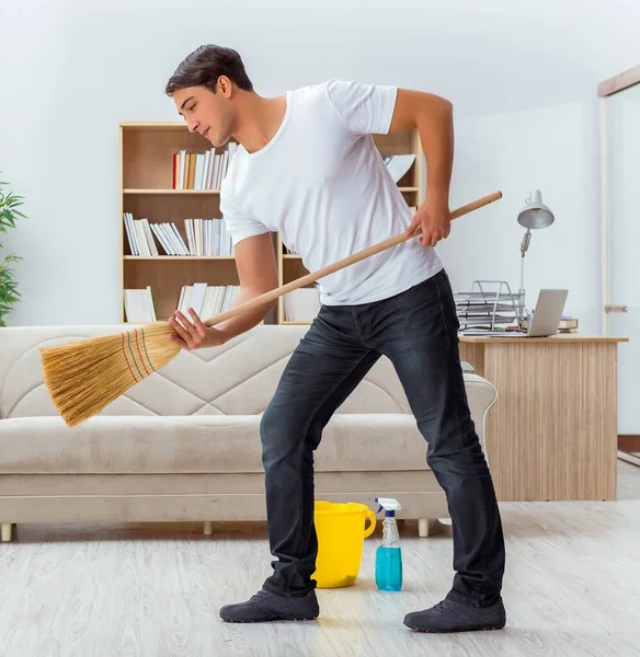 Man Die Het Huis Schoonmaakt Helpt Zijn Vrouw — Stockfoto