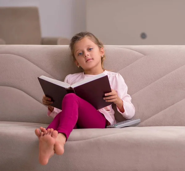 Маленька Дівчинка Читає Книгу Вдома — стокове фото