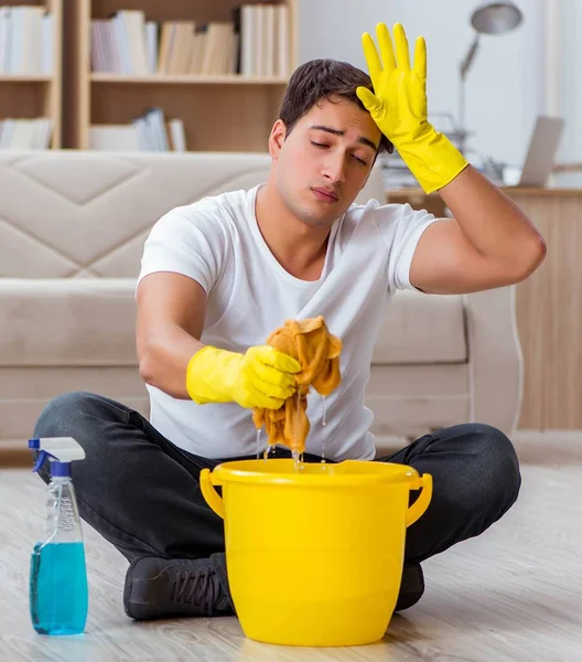 Erkek Koca Evi Temizliyor Karısına Yardım Ediyor — Stok fotoğraf