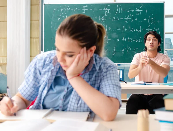 Młodzi Uczniowie Zdający Egzamin Matematyki Klasie — Zdjęcie stockowe